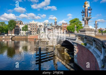 Blauwbrug, o Blue Bridge, lo storico ponte sul fiume Amstel nella città di Amsterdam, Paesi Bassi Foto Stock