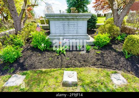 Lancaster, PA, USA - 18 aprile 2021: Gravesite di James Buchanan, il 15 ° presidente degli Stati Uniti, si trova nel Woodward Hill Cemetery. Foto Stock