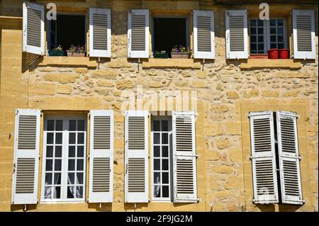 Tipica facciata rurale in stile Provençal nel pittoresco villaggio di Lourmarin a Vaucluse, Provenza Francia. Foto Stock