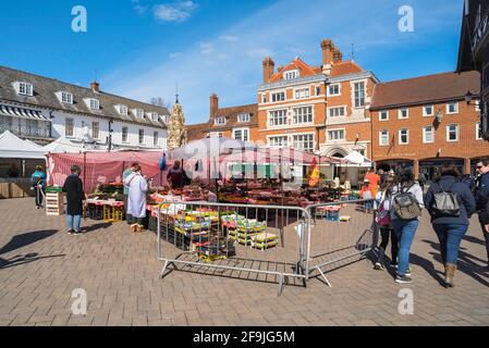Zafferano Walden Market, vista in estate del mercato che si svolge ogni Sabato nel centro di Saffron Walden, Essex UK Foto Stock
