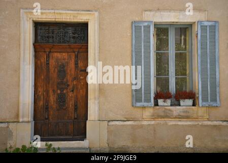 Tipica facciata rurale in stile Provençal nel pittoresco villaggio di Lourmarin a Vaucluse, Provenza Francia. Foto Stock