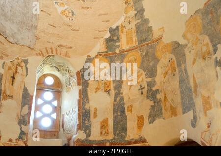 Veliky Novgorod, Russia - 17 agosto 2018. Affreschi medievali nella parte altare della Chiesa del Salvatore su Nereditsa - una chiesa ortodossa costruita nel 1198 Foto Stock