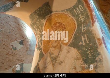 Veliky Novgorod, Russia - 17 agosto 2018. Vista interna della Chiesa del Salvatore su Nereditsa. Affresco di San Timoteo nell'arco del passaggio da t Foto Stock