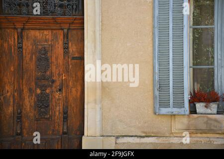 Tipica facciata rurale in stile Provençal nel pittoresco villaggio di Lourmarin a Vaucluse, Provenza Francia. Foto Stock