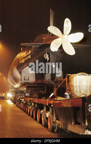 Italia, agosto 2005, sottomarino Enrico Toti, donato dalla Marina Italiana al Museo della Scienza e della tecnologia di Milano. Trasporto su strada dal porto fluviale di Cremona, sul fiume po, al sito museale milanese Foto Stock