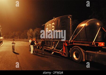 Italia, agosto 2005, sottomarino Enrico Toti, donato dalla Marina Italiana al Museo della Scienza e della tecnologia di Milano. Trasporto su strada dal porto fluviale di Cremona, sul fiume po, al sito museale milanese Foto Stock