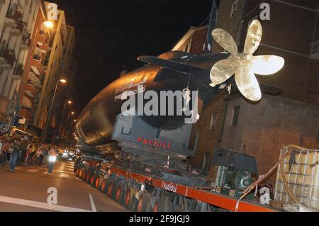 Italia, agosto 2005, sottomarino Enrico Toti, donato dalla Marina Italiana al Museo della Scienza e della tecnologia di Milano. Trasporto su strada dal porto fluviale di Cremona, sul fiume po, al sito museale milanese Foto Stock