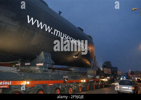 Italia, agosto 2005, sottomarino Enrico Toti, donato dalla Marina Italiana al Museo della Scienza e della tecnologia di Milano. Trasporto su strada dal porto fluviale di Cremona, sul fiume po, al sito museale milanese Foto Stock