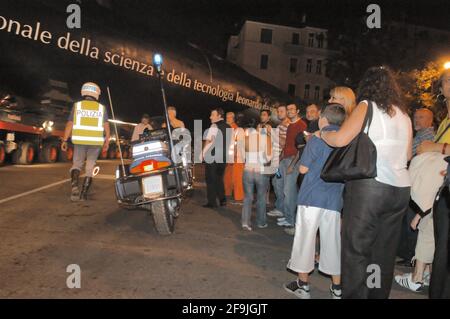 Italia, agosto 2005, sottomarino Enrico Toti, donato dalla Marina Italiana al Museo della Scienza e della tecnologia di Milano. Trasporto su strada dal porto fluviale di Cremona, sul fiume po, al sito museale milanese Foto Stock