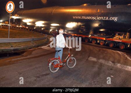 Italia, agosto 2005, sottomarino Enrico Toti, donato dalla Marina Italiana al Museo della Scienza e della tecnologia di Milano. Trasporto su strada dal porto fluviale di Cremona, sul fiume po, al sito museale milanese Foto Stock