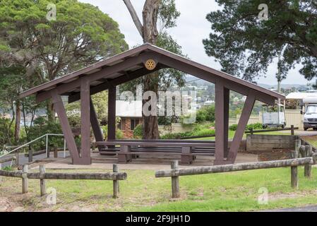 Un grande tavolo da picnic all'aperto in un parco pubblico Al Rotary Park di Eden, nel nuovo Galles del Sud Costa meridionale dell'Australia Foto Stock