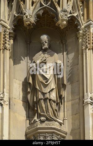 Canterbury, Kent, Regno Unito. Cattedrale di Canterbury: Statua sul portico sud-ovest di 'Anselmvs Archiepescc' - Arcivescovo Anselm / Sant'Anselmo di Canterbury (c.. Foto Stock