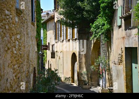 Tipiche case rurali in stile Provençal nel pittoresco villaggio di Lourmarin a Vaucluse, Provenza Francia. Foto Stock