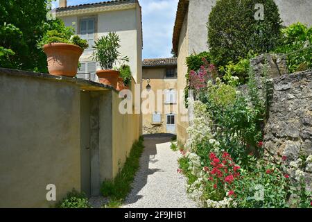Tipiche case rurali in stile Provençal nel pittoresco villaggio di Lourmarin a Vaucluse, Provenza Francia. Foto Stock