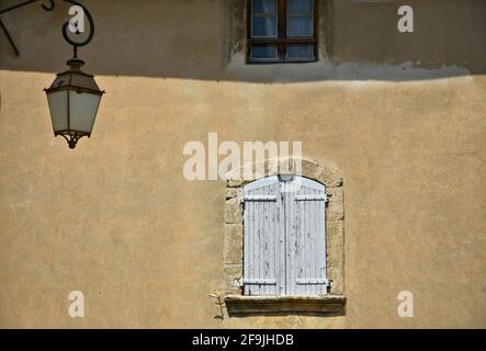 Tipica facciata rurale in stile Provençal nel pittoresco villaggio di Lourmarin a Vaucluse, Provenza Francia. Foto Stock