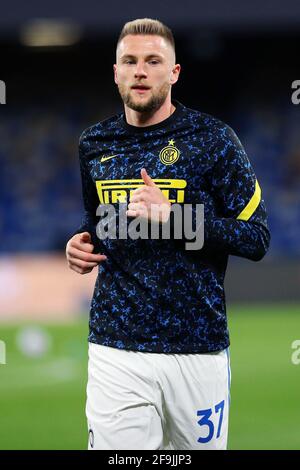 Milano Skriniar dell'Internazionale si sta riscaldando prima del campionato italiano Serie A Football Match tra SSC Napoli e FC Internazionale il 18 aprile 2021 allo stadio Diego Armando Maradona di Napoli - Foto Federico Proietti / DPI / LiveMedia Foto Stock