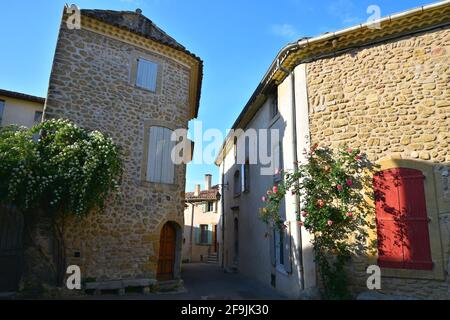 Tipiche case rurali in stile Provençal nel pittoresco villaggio di Lourmarin a Vaucluse, Provenza Francia. Foto Stock