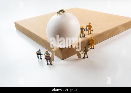 L'Egg cadrà e figurerà i lavoratori che cercano di fermarlo, la situazione di emergenza, il disaster recovery, il concetto di lavoro di squadra Foto Stock