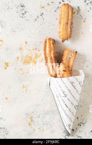 Churros fritti spagnoli con cannella e zucchero Foto Stock