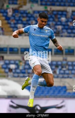 Roma, Italia. 18 Apr 2021. Joaquin Correa della S.S. Lazio festeggia dopo aver segnato un gol durante la gara 2020-2021 della Serie a Championship League tra S.S. Lazio e Benevento Calcio allo Stadio Olimpico.Punteggio finale; SS Lazio 5:3 Benevento Calcio. (Foto di Fabrizio Corradetti/SOPA Images/Sipa USA) Credit: Sipa USA/Alamy Live News Foto Stock