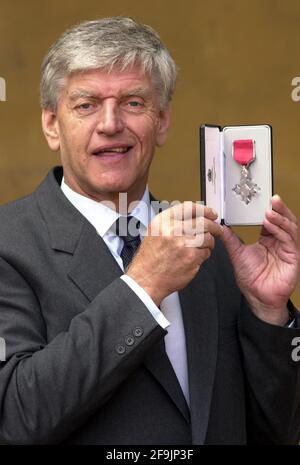 File photo datato 06/06/00 di Dave Prowse che riceve un MBE per servizi di beneficenza e sicurezza stradale dalla Regina Elisabetta II della Gran Bretagna a Buckingham Palace a Londra.Star Wars cimeli che appartenevano al defunto attore Darth Vader David Prowse sta andando in asta, Con una percentuale dei proventi che vanno alla beneficenza Alzheimer's Research UK. Data di emissione: Lunedì 19 aprile 2021. Foto Stock