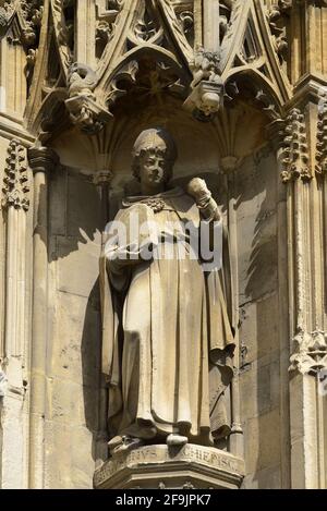 Canterbury, Kent, Regno Unito. Cattedrale di Canterbury: Statua sul portico sud-ovest di 'Avgvstinvs Achiepescc' - Sant'Agostino di Canterbury (morto c604), Benedi Foto Stock