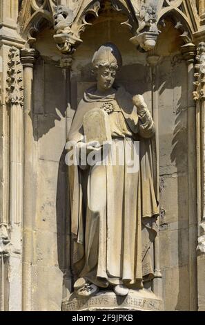 Canterbury, Kent, Regno Unito. Cattedrale di Canterbury: Statua sul portico sud-ovest di 'Avgvstinvs Achiepescc' - Sant'Agostino di Canterbury (morto c604), Benedi Foto Stock