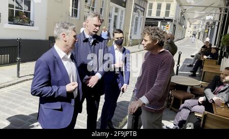 Screengrab tratto dal video del PA di Rod Humphris (destra) proprietario del pub Raven che rifiuta l'ingresso al leader laburista Sir Keir Starmer (sinistra) durante la sua visita a Bath. Starmer stava visitando la città per sostenere Dan Norris, candidato sindaco della metropolitana dell'Inghilterra occidentale, e segnare il lancio da parte dei laburisti di una commissione indipendente per ricostruire le strade principali della Gran Bretagna. Data immagine: Lunedì 19 aprile 2021. Foto Stock