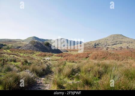 Dow Crag e il vecchio uomo di Coniston visto da Cava rovinare i cumuli vicino alle rive del Torver Beck Coniston Il Lake District Cumbria Inghilterra Foto Stock