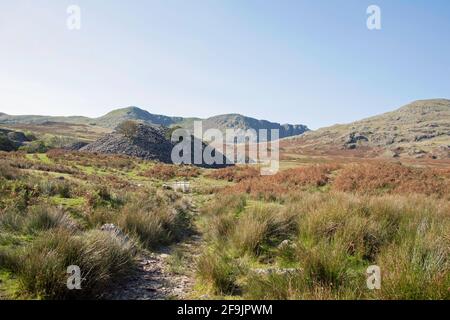 Dow Crag e il vecchio uomo di Coniston visto da Cava rovinare i cumuli vicino alle rive del Torver Beck Coniston Il Lake District Cumbria Inghilterra Foto Stock