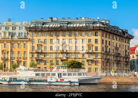 SAN PIETROBURGO, RUSSIA-OTTOBRE 3,2016. Vista sulla città di San Pietroburgo - Mytninskaya argine ed edifici della città vicino al fiume Neva Foto Stock