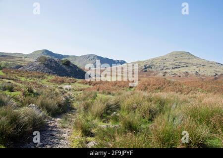 Dow Crag e il vecchio uomo di Coniston visto da Cava rovinare i cumuli vicino alle rive del Torver Beck Coniston Il Lake District Cumbria Inghilterra Foto Stock