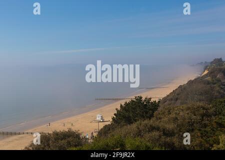 Bournemouth, Dorset UK. 19 aprile 2021. Tempo nel Regno Unito: misty inizia la giornata alle spiagge di Bournemouth con la nebbia marina che pende sulla costa. Credit: Carolyn Jenkins/Alamy Live News Foto Stock