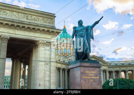 SAN PIETROBURGO, RUSSIA - 3 OTTOBRE 2016. Monumento al Principe Mikhail Kutuzov e alla Cattedrale di Kazan a San Pietroburgo, Russia - architectu Foto Stock