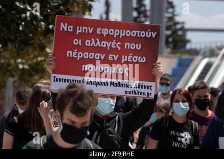 Atene, Grecia. 19 Apr 2021. Gli studenti tengono bandiere e cartelli e gridano slogan contro il ministro dell'istruzione Niki Kerameus. Una manifestazione è stata organizzata da studenti al di fuori del Ministero dell'Istruzione e degli Affari Religiosi per condannare le sue politiche e chiedere che si tengano in considerazione le difficoltà educative dovute alla pandemia di COVID19. Credit: Nikolas Georgiou/ZUMA Wire/Alamy Live News Foto Stock