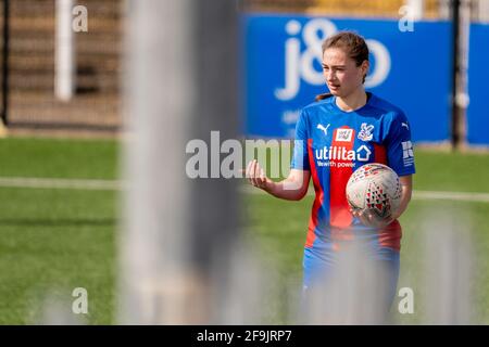 Lizzie Waldie (12 Crystal Palace) si prepara a lanciarsi durante la partita della Vitality Womens fa Cup tra Crystal Palace e London Bees a Hayes Lane, Bromley, Inghilterra. Foto Stock