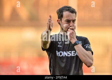 St. Helens, Inghilterra - 16 aprile 2021 - Referee James Childs durante il Rugby League Betfred Super League Round 3 St. Helens vs Wakefield Trinity al Totally Wicked Stadium, St. Helens, UK Dean Williams/Alamy Live News Foto Stock