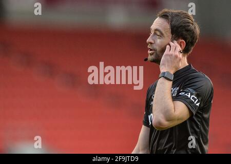 St. Helens, Inghilterra - 16 aprile 2021 - Referee James Childs durante il Rugby League Betfred Super League Round 3 St. Helens vs Wakefield Trinity al Totally Wicked Stadium, St. Helens, UK Dean Williams/Alamy Live News Foto Stock