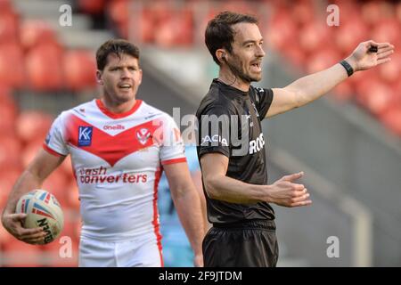 St. Helens, Inghilterra - 16 aprile 2021 - Referee James Childs durante il Rugby League Betfred Super League Round 3 St. Helens vs Wakefield Trinity al Totally Wicked Stadium, St. Helens, UK Dean Williams/Alamy Live News Foto Stock