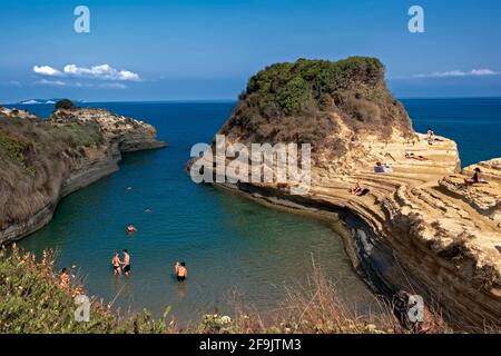 isola di Corfù, Grecia. Famosa spiaggia Canal d'Amour Foto Stock