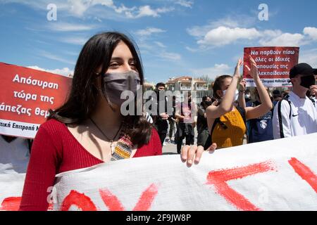 Atene, Grecia. 19 Apr 2021. Gli studenti tengono bandiere e cartelli e gridano slogan contro il ministro dell'istruzione Niki Kerameus. Una manifestazione è stata organizzata da studenti al di fuori del Ministero dell'Istruzione e degli Affari Religiosi per condannare le sue politiche e chiedere che si tengano in considerazione le difficoltà educative dovute alla pandemia di COVID19. Credit: Nikolas Georgiou/ZUMA Wire/Alamy Live News Foto Stock