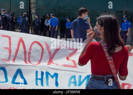 Atene, Grecia. 19 Apr 2021. Gli studenti tengono bandiere e cartelli e gridano slogan contro il ministro dell'istruzione Niki Kerameus. Una manifestazione è stata organizzata da studenti al di fuori del Ministero dell'Istruzione e degli Affari Religiosi per condannare le sue politiche e chiedere che si tengano in considerazione le difficoltà educative dovute alla pandemia di COVID19. Credit: Nikolas Georgiou/ZUMA Wire/Alamy Live News Foto Stock