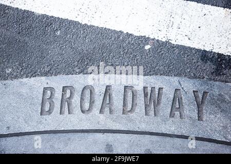 NEW YORK, STATI UNITI - 23 novembre 2017: Il nome della strada 'Broadway' è stato scritto nell'asfalto. Foto Stock