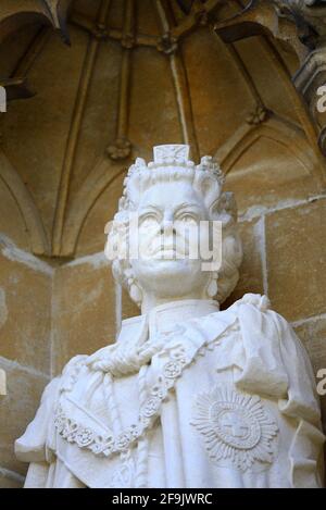 Canterbury, Kent, Regno Unito. Cattedrale di Canterbury: Statua della Regina Elisabetta II (di Nina Bilby) svelata dalla Regina nel 2015 per celebrare il suo Diamante Jubile Foto Stock
