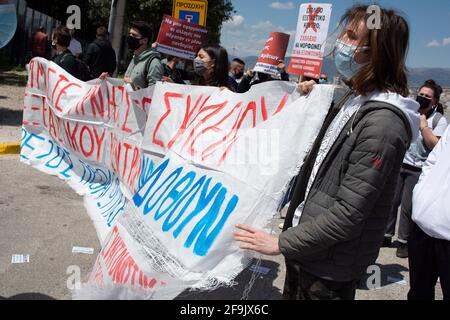 Atene, Grecia. 19 Apr 2021. Gli studenti tengono bandiere e cartelli e gridano slogan contro il ministro dell'istruzione Niki Kerameus. Una manifestazione è stata organizzata da studenti al di fuori del Ministero dell'Istruzione e degli Affari Religiosi per condannare le sue politiche e chiedere che si tengano in considerazione le difficoltà educative dovute alla pandemia di COVID19. Credit: Nikolas Georgiou/ZUMA Wire/Alamy Live News Foto Stock