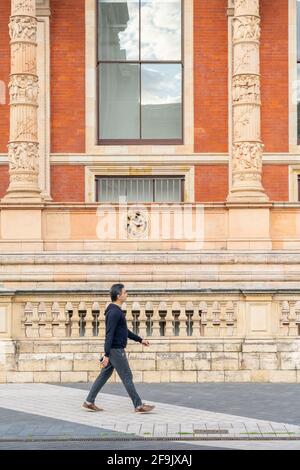 Luglio 2020. Londra. Persone del Victoria and Albert o V e UN museo, Londra, Inghilterra Foto Stock