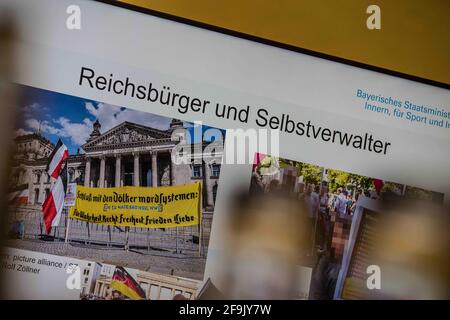 Monaco, Baviera, Germania. 19 Apr 2021. Reichsbuerger e Selbstverwalter - Sovrano Citizens di ''cittadini del Reich''' presentati durante la pubblicazione del rapporto del Servizio Segreto Bavarese. Il Verfassungsschutz bavarese (Servizio segreto, Ufficio per la protezione della Costituzione) ha pubblicato il rapporto del 2020 che descrive le minacce allo stato della Baviera e al paese. Nel corso dell'ultimo anno, teorici della cospirazione, estremisti della nuova età e del benessere, estremisti di destra e vari nemici della democrazia hanno assunto un ruolo di primo piano contro lo stato e la società tedeschi, con immagini come l'agosto 2020 Foto Stock