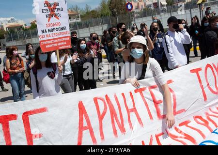 Atene, Grecia. 19 Apr 2021. Gli studenti tengono bandiere e cartelli e gridano slogan contro il ministro dell'istruzione Niki Kerameus. Una manifestazione è stata organizzata da studenti al di fuori del Ministero dell'Istruzione e degli Affari Religiosi per condannare le sue politiche e chiedere che si tengano in considerazione le difficoltà educative dovute alla pandemia di COVID19. Credit: Nikolas Georgiou/ZUMA Wire/Alamy Live News Foto Stock