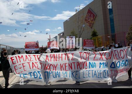 Atene, Grecia. 19 Apr 2021. Gli studenti tengono bandiere e cartelli e gridano slogan contro il ministro dell'istruzione Niki Kerameus. Una manifestazione è stata organizzata da studenti al di fuori del Ministero dell'Istruzione e degli Affari Religiosi per condannare le sue politiche e chiedere che si tengano in considerazione le difficoltà educative dovute alla pandemia di COVID19. Credit: Nikolas Georgiou/ZUMA Wire/Alamy Live News Foto Stock