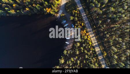 Barche in un lago autunno 03 Foto Stock